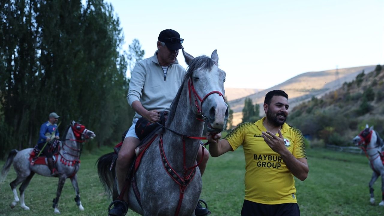 Klasik Otomobil Tutkunları Bayburt'ta Bir Araya Geldi