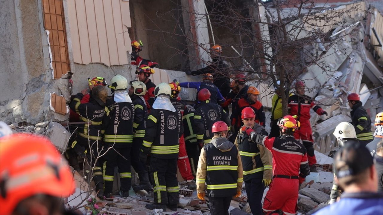 Kocaeli'de Yıkılan 7 Katlı Binada Arama Kurtarma Çalışmaları Sürüyor