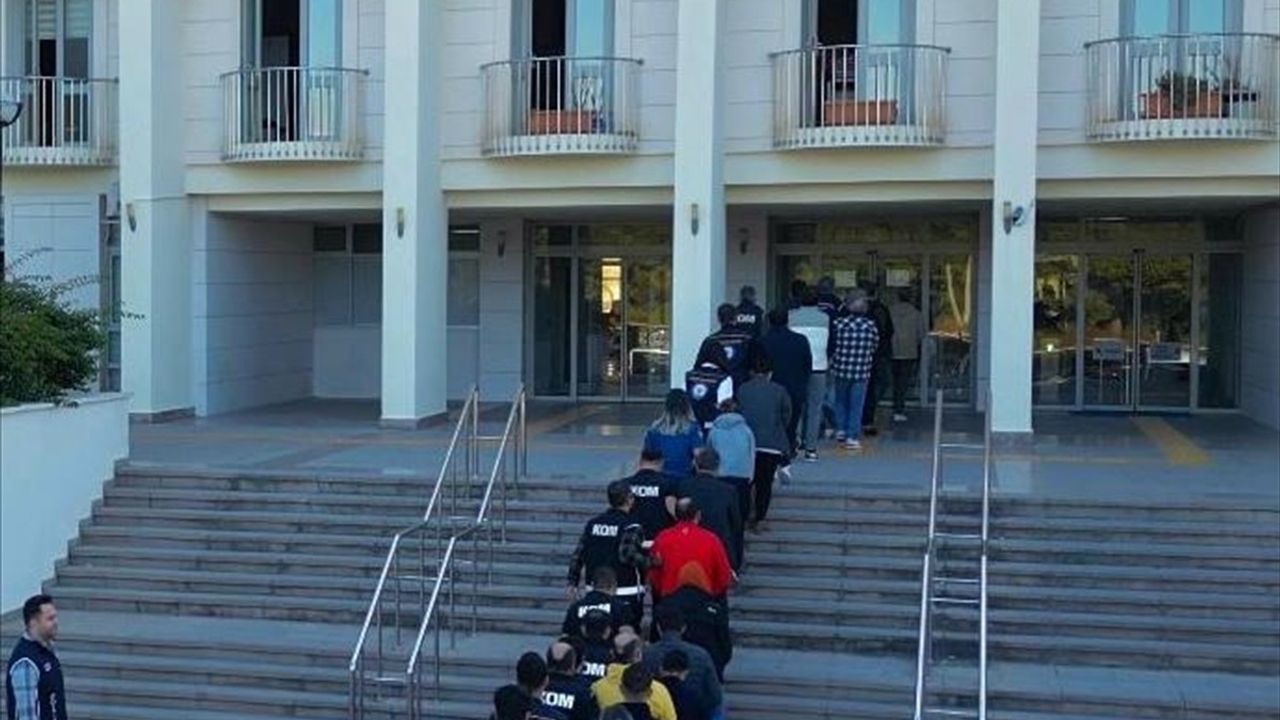 Muğla'da Göçmen Kaçakçılığı Operasyonu: 13 Şüpheli Tutuklandı