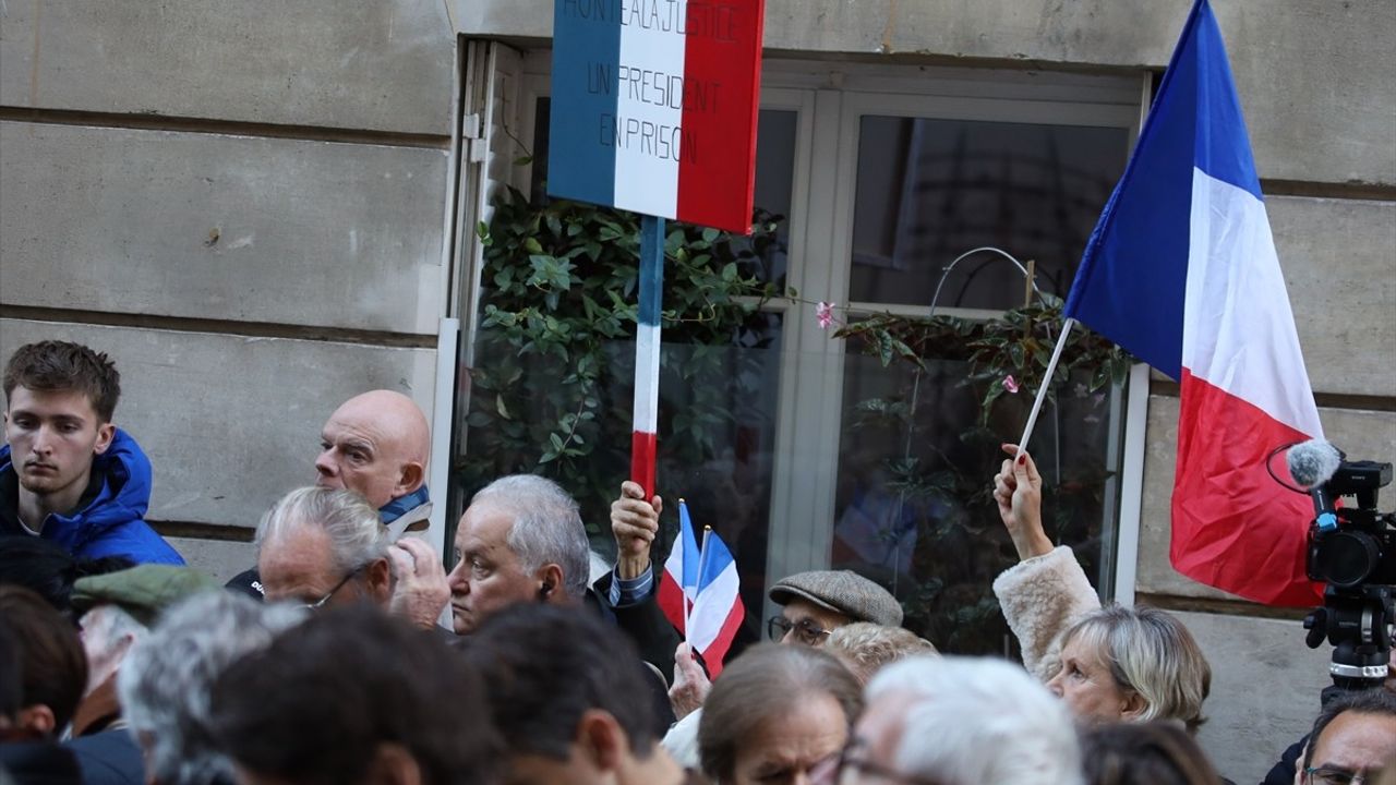 Sarkozy İçin Destek Gösterisi Düzenlendi