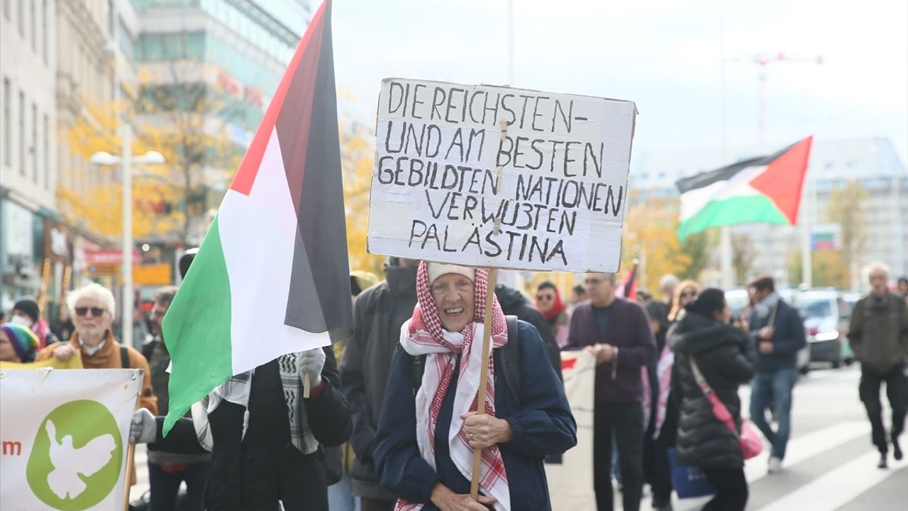 Viyana'da Barış ve Tarafsızlık İçin Gösteri Yapıldı