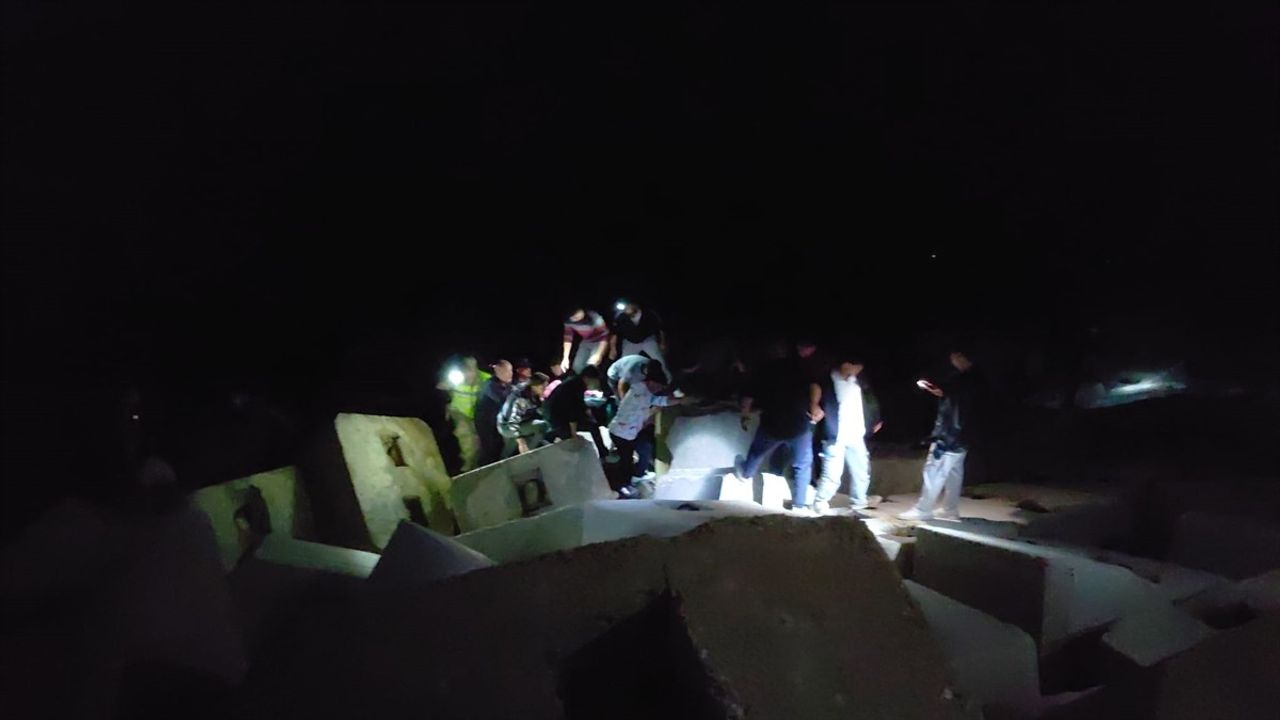 Hatay'da Denize Düşen Genç Kız Hastaneye Kaldırıldı