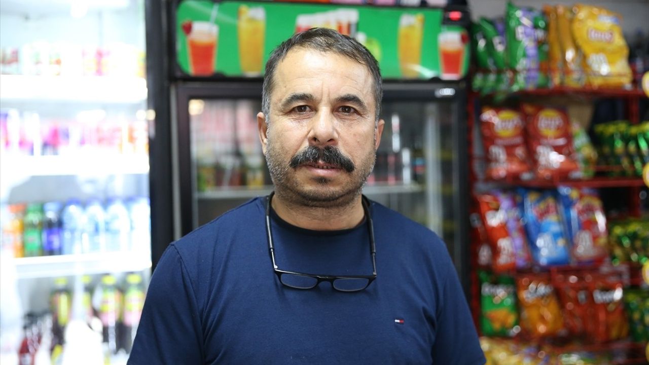 Hatay'da Hayırsever Mahallelilerin Borcunu Ödedi