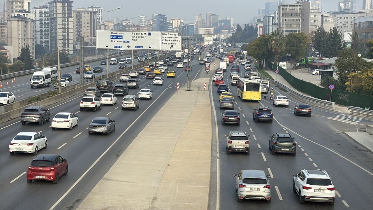 İstanbul'da İlk İş Günü Trafik Yoğunluğu