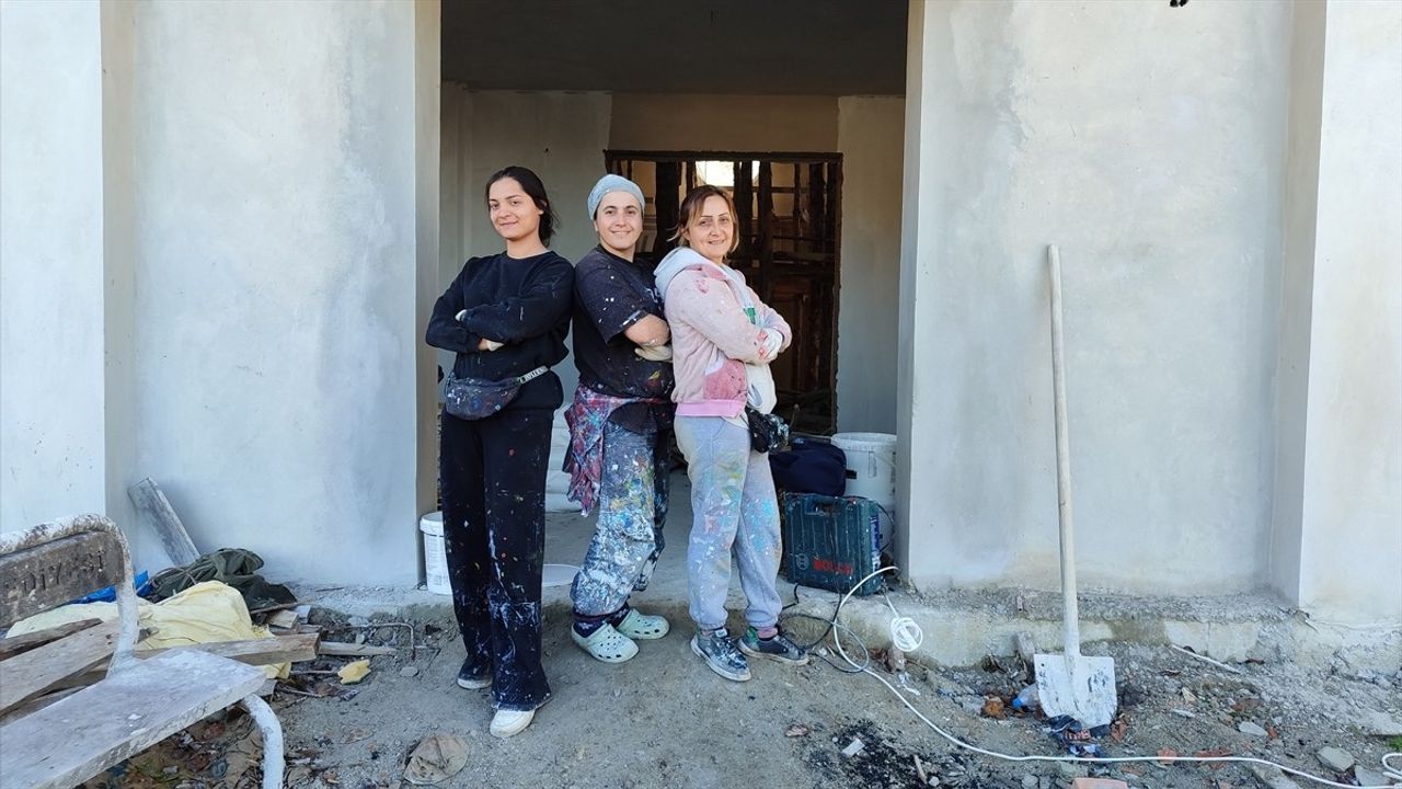 Samsunlu Kadın Nakkaşlar Camilerin Duvarlarını Motiflerle Süsliyor