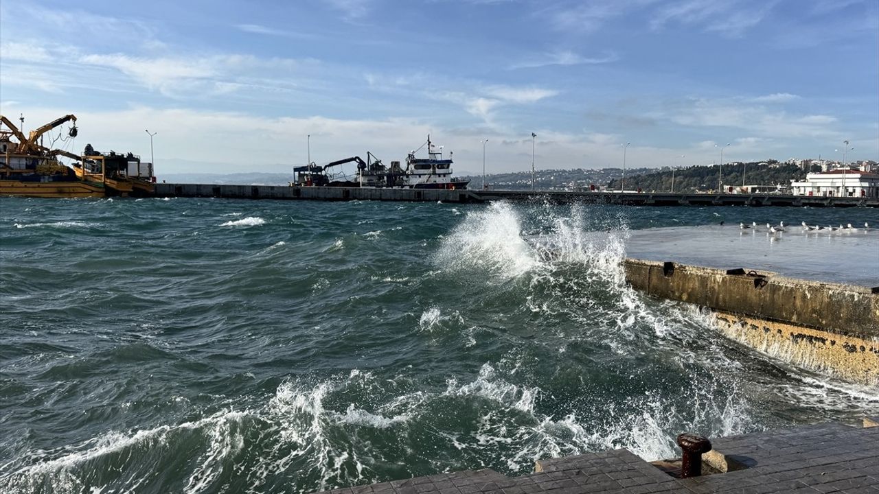 Sinop'ta Fırtına Yüksek Dalgalar Oluşturdu