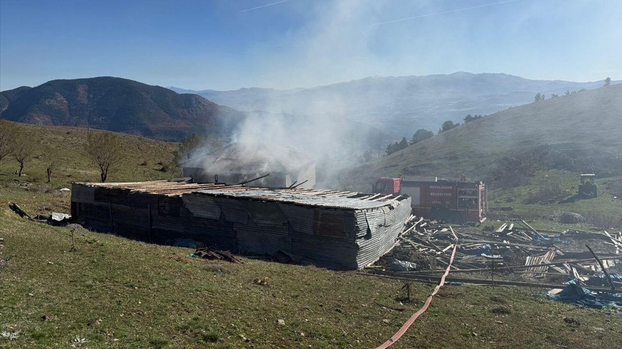Sivas'ta Yangın: Yayla Evi Kullanılamaz Hale Geldi