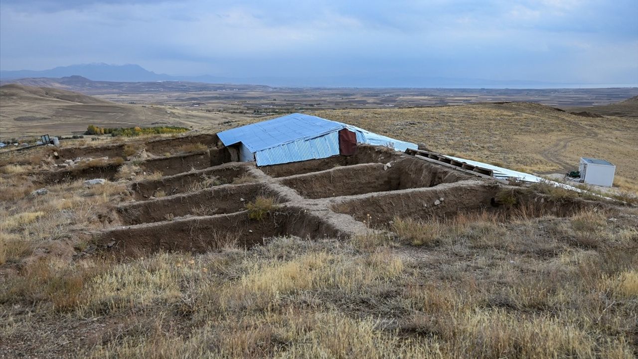 Urartu Duvar Resimleri Korunuyor
