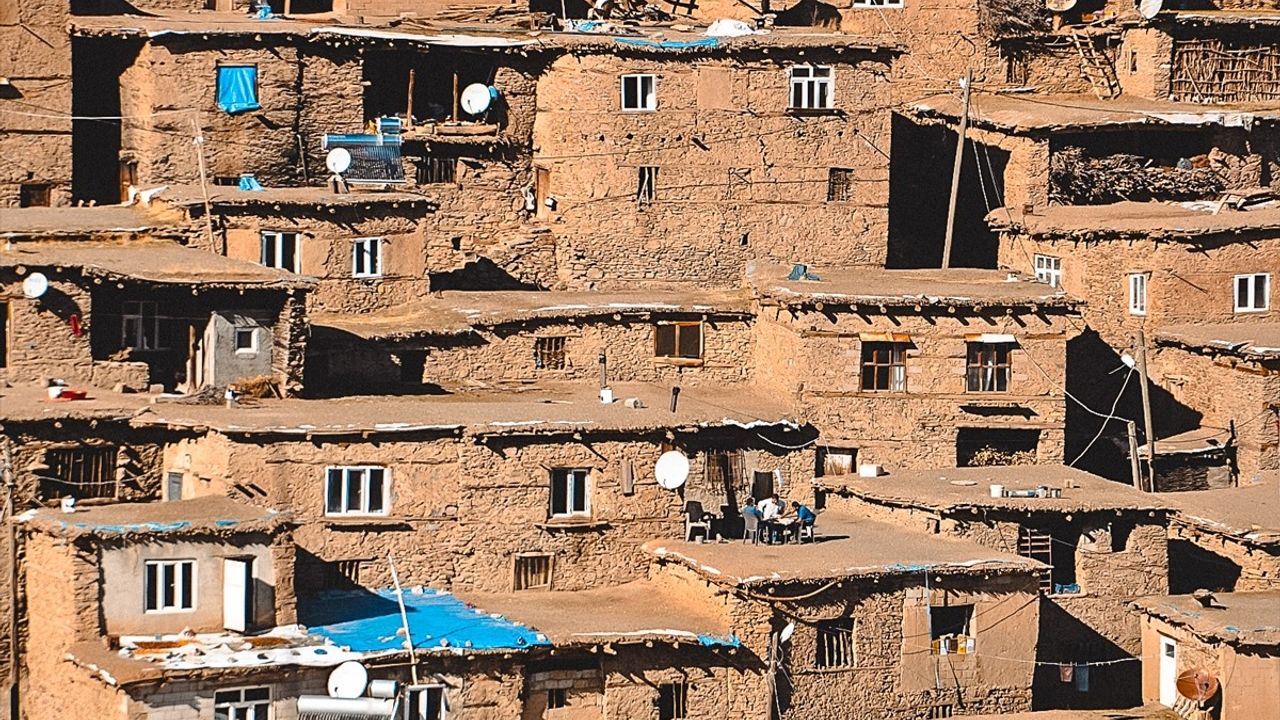 Uzuntaş Köyü: Sonbaharın Renk Cümbüşüyle Fotoğraf Severleri Ağırlıyor