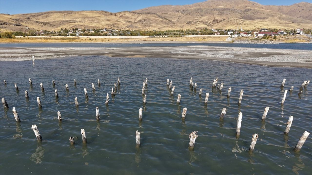 Van Gölü'nde Tarihi İskelenin Ayakları Gün Yüzüne Çıktı