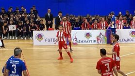 Beren Saat, TED İstanbul Koleji Vakfı'nın Futbol Maçında Yeteneğiyle Şaşırttı