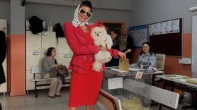 Şarkıcı Hatice, Kılıçdaroğlu'na oy vermek için kırmızılar içinde sandık başında
