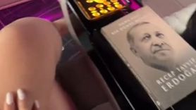 Begüm Polat, oy kullanmaya giderken yaptığı hareketlerle sosyal medyada gündem oldu