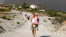 Rodos'taki yangınlardan etkilenen turistlere bir hafta ücretsiz tatil