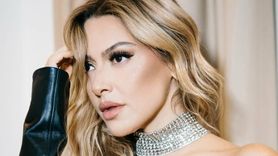 Hadise, Cumhuriyet Konserleri'nde Atatürk Kıyafetleriyle Sahne Aldı