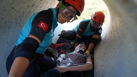 İzmir'deki UMKE Tatbikatında Göçük Altındaki Kadın Kurtarıldı