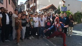 Kütahya'da Örümcek Adam ile Özlem Dolu Bir Diyalog