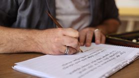 Kaligrafi ile Stres Atan Polis Memuru