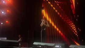 Ebru Yaşar Bursa'da Coşkulu Bir Konser Verdi