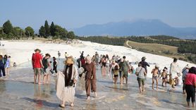 Pamukkale'de Bayram Tarihinde Yoğun Ziyaretçi Akını