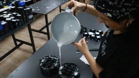 Bursa'da Ailece Mum Yapım Malzemeleri Üreten Girişim