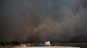 Çeşme'de Yangın: Ulaşım Kapandı ve Ekipler Müdahaleye Devam Ediyor