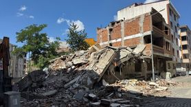 Esenyurt'ta Kepçe Darbesiyle Bina Çöktü