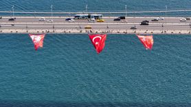 İstanbul Boğazı'nda Türk Bayrağı Dalgalanıyor