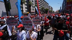 İzmir'de İşten Çıkarılan İşçilerden Protesto Eylemi