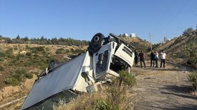 İzmir'de Uçuruma Devrilen Kamyonda Sürücü Ağır Yaralandı