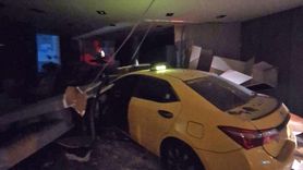 Mersin'de Taksi, Motosikletliye Çarptıktan Sonra Mobilya Mağazasına Girdi