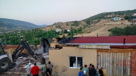 Sivas'ta Yangın: Ev, Ahır ve Samanlık Ziyan Oldu