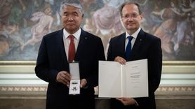 TÜRKSOY Genel Sekreteri Sultan Raev'e Macar Liyakat Nişanı Takdim Edildi