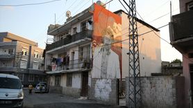 Adana'da Müslüm Gürses ve Ferdi Tayfur'un Portreleri Yıpranan Binalarda Hayat Buldu