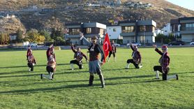 Cumhuriyet Bayramı'nda Efe Kıyafetleriyle Yamaç Paraşütü