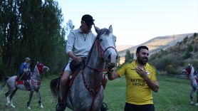 Klasik Otomobil Tutkunları Bayburt'ta Bir Araya Geldi