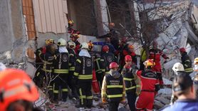 Kocaeli'de Yıkılan 7 Katlı Binada Arama Kurtarma Çalışmaları Sürüyor