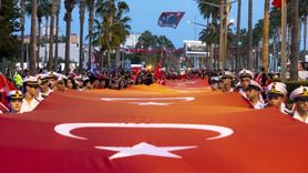 Mersin'de 102 Metre Uzunluğunda Türk Bayrağıyla Yürüyüş Düzenlendi