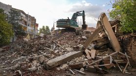 Sındırgı'daki Deprem Sonrası Enkaz Kaldırma Çalışmaları Başladı