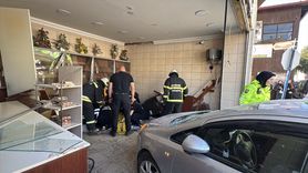 Edirne'de Ekmek Fırınına Giren Otomobilin Yol Açtığı Kaza: 4 Yaralı