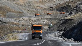 Van-Bahçesaray Kara Yolunda Çığ Riskine Karşı Alınan Önlemler