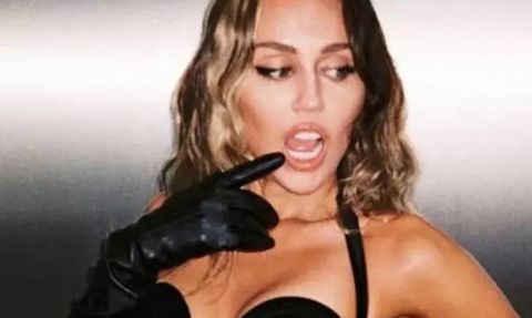 Miley Cyrus'un Üstsüz Fotoğrafları Olay Yarattı