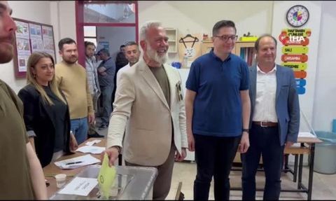 Bahadır Yenişehirlioğlu Manisa'da Oy Kullandı