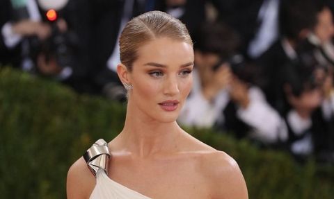 Rosie Huntington Whiteley, Cannes Film Festivali'nde göz kamaştırdı