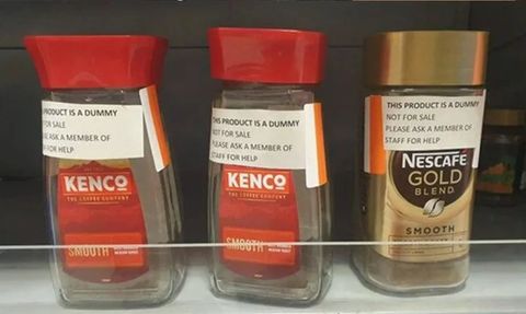 İngiltere'de Enflasyon Nedeniyle Marketler Sahte Kahve Kavanozları Kullanıyor