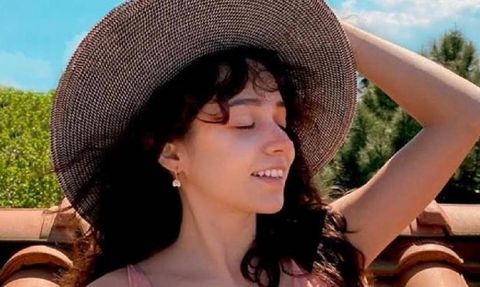 Zeynep Bastık İç Çamaşırlı Pozuyla Dikkat Çekti