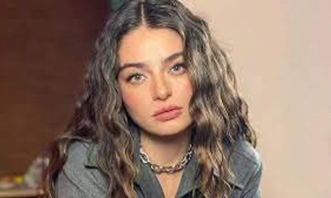 Ayça Ayşin Turan'dan Yatak Pozuyla Gündemde