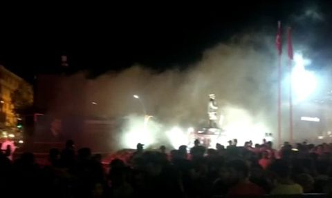 Tarsus'ta AKP Konserinde Yangın Çıktı, Bakan Nebati ve Şarkıcı Kurtoğlu Alandan Çıkarıldı