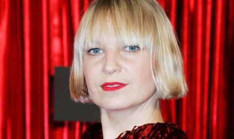 Sia, Otizm Spektrumunda Olduğunu ve Uyuşturucu Bağımlılığından İyileşme Sürecinde Olduğunu Açıkladı