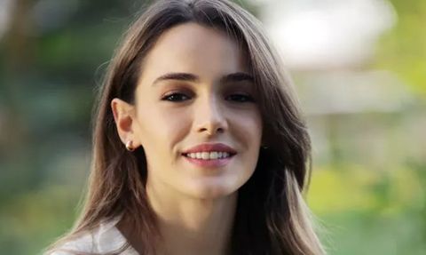 Hafsanur Sancaktutan Sütyensiz Tarzıyla Dikkat Çekti